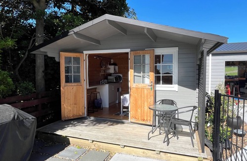 Waihi Beach Cabin | Cute cabin with sea views and oh so close to the beach.
