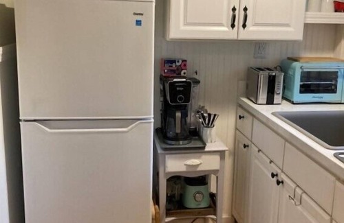 West Yarmouth Condo | Cute Cape Cottage with outdoor shower