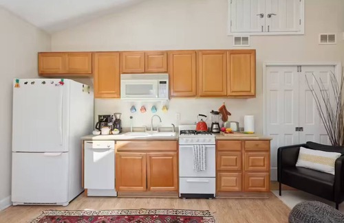 Whittier Apartment | Cute Carriage House with bikes provided