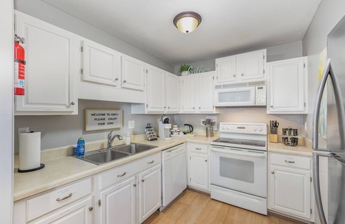 Taylor's Pond House | ⭐️⭐️⭐️⭐️⭐️ Cute Cary Townhouse near DT Cary, Morrisville & I40