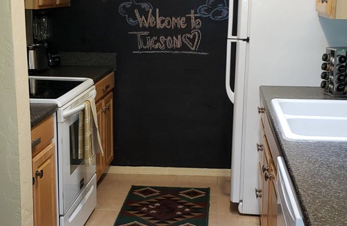 Miracle Manor Condo | 💖Cute, Clean & Comfy | AC&Pool | Near GEM Show&UofA💖