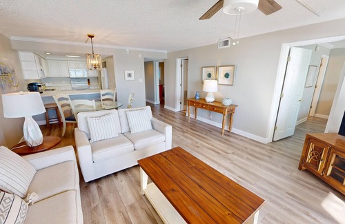 Seaspray Condo | Cute Coastal Getaway Beach House 202A