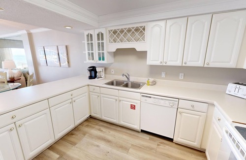 Seaspray Condo | Cute Coastal Getaway Beach House 202A