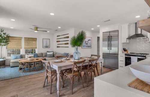Kiska Beach House | Cute & Coastal with Room for 9, Mins to the Beach + Free Attraction Tickets!