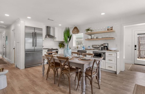 Kiska Beach House | Cute & Coastal with Room for 9, Mins to the Beach + Free Attraction Tickets!