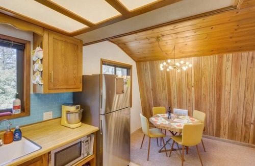 Pine Mountain Club Cabin | Cute colorful alpine cabin with Hot Tub!