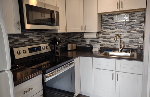 Atlantic Beach Apartment | Cute Condo - great pool, 3-min walk to the Ocean, free cable & wifi!