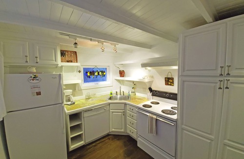 Sylva Cottage | Cute Cottage Above the Creek