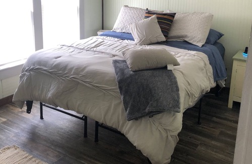 Mena Cottage | Cute Cottage by Janssen Park and Downtown Mena