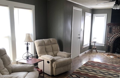 Mena Cottage | Cute Cottage by Janssen Park and Downtown Mena