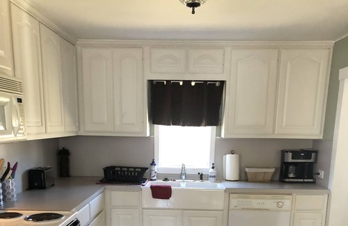 Mena Cottage | Cute Cottage by Janssen Park and Downtown Mena