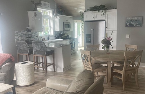 York Beach House | Cute cottage close to short sands beach