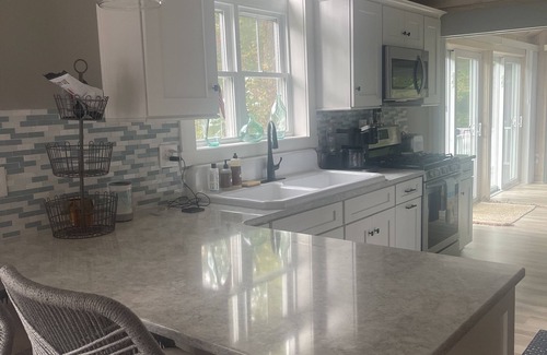 York Beach House | Cute cottage close to short sands beach