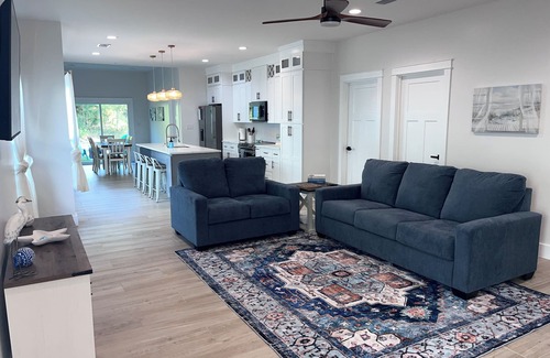 Foley House | Cute cottage! Close to Sports Complex, OWA, beaches, shopping, restaurants.