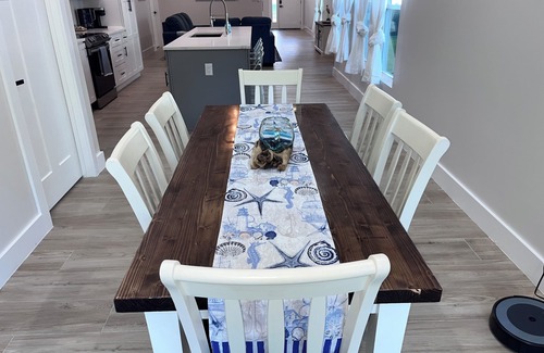 Foley House | Cute cottage! Close to Sports Complex, OWA, beaches, shopping, restaurants.