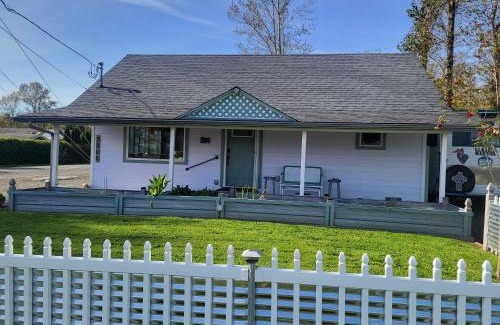 Birch Bay Apartment | Cute Cottage with fully fenced yard