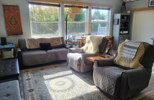 Birch Bay Apartment | Cute Cottage with fully fenced yard