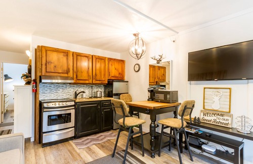 Whistler Creekside Condo | Cute & Cozy 1 bed, Ski in/Out, No Car Needed!