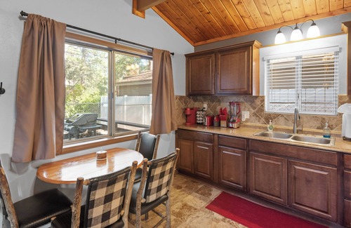 Sugarloaf Cabin | Cute Cozy Cabin - Nestled in the quiet neighborhood of Sugarloaf. Smart TV, Fireplace, BBQ