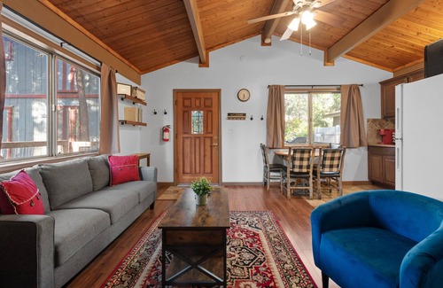 Sugarloaf Cabin | Cute Cozy Cabin - Nestled in the quiet neighborhood of Sugarloaf. Smart TV, Fireplace, BBQ