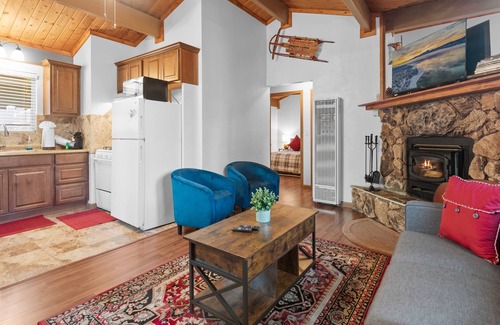 Sugarloaf Cabin | Cute Cozy Cabin - Nestled in the quiet neighborhood of Sugarloaf. Smart TV, Fireplace, BBQ