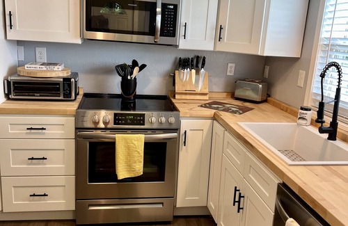 Pikeville Cottage | Cute-Cozy-Clean 2B-2B cottage with hot tub-Pet friendly-Minutes to FCF Park