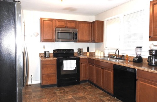 Clarksville House | Cute & Cozy Cottage near Downtown APSU!