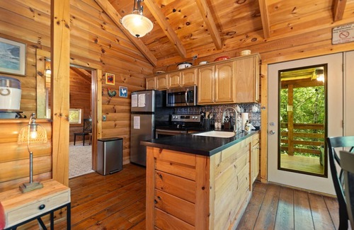 Rogers Cabin | Cute, Cozy Log Cabin, Private setting, Decorated in red & black Rooster theme.