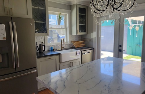South Park House | Cute Craftsman Home - No cleaning fees, no chores!