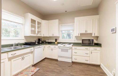 Valdosta House | Cute Craftsman on Cranford with a Fabulous Porch