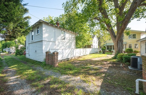Hampton Apartment | Cute Guest House in Beautiful Wythe! Great Monthly!