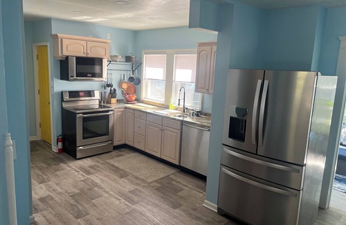 Ashtabula House | Cute Harbor Home close to the Lake, Beach & Bridge St