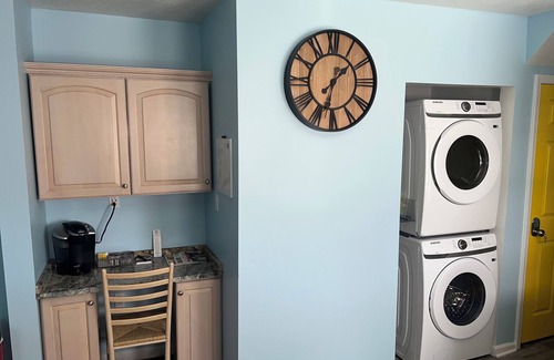 Ashtabula House | Cute Harbor Home close to the Lake, Beach & Bridge St