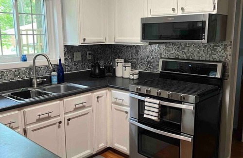 Ypsilanti House | Cute Home near U of M and EMU