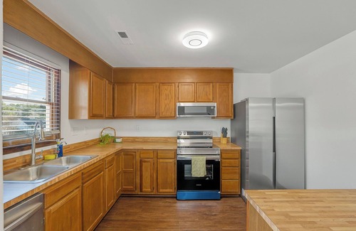 Southeast Raleigh House | Cute house w big fenced yard - starts at 3.5k/month