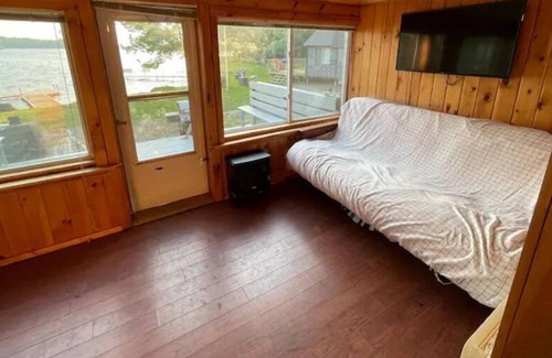 Stetson Cabin | Cute lakeside cottage