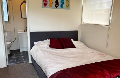 Pukehina House | Cute little studio with beach just over the road. Sleeps 4!
