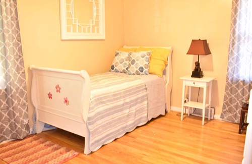 Detroit House | Cute Malvern Hill 3bd/1.5 ba Bungalow, Sleeps 8