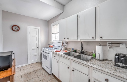 Memphis Apartment | Cute Midtown Apartment V1
