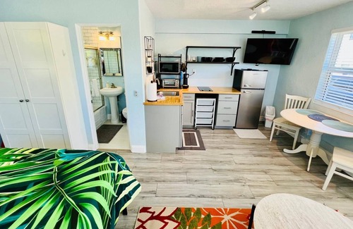 Lake Worth Apartment | Cute & modern studio apartment in prime location in downtown Lake Worth Beach!