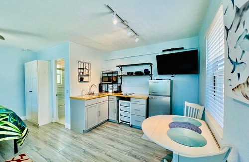 Lake Worth Apartment | Cute & modern studio apartment in prime location in downtown Lake Worth Beach!