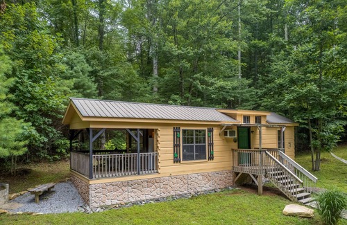 Hendersonville House | Cute mountain cabin with covered porch, hammock & firepit