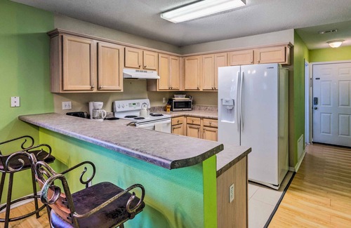 Florida Panhandle House | Cute Pensacola Townhome ~ 9 Mi to Downtown!
