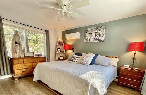 Donnelly Cabin | Cute, Pet Friendly Cabin with Hot Tub and Garage