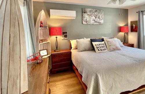 Donnelly Cabin | Cute, Pet Friendly Cabin with Hot Tub and Garage