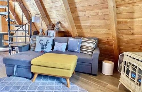 Donnelly Cabin | Cute, Pet Friendly Cabin with Hot Tub and Garage