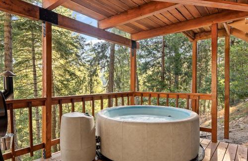 Crestline House | Cute Romantic Cabin With Hot Tub 5 Min from Lake