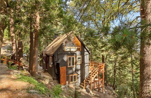 Crestline House | Cute Romantic Cabin With Hot Tub 5 Min from Lake