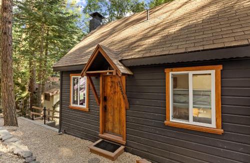 Crestline House | Cute Romantic Cabin With Hot Tub 5 Min from Lake