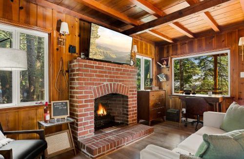 Crestline House | Cute Romantic Cabin With Hot Tub 5 Min from Lake